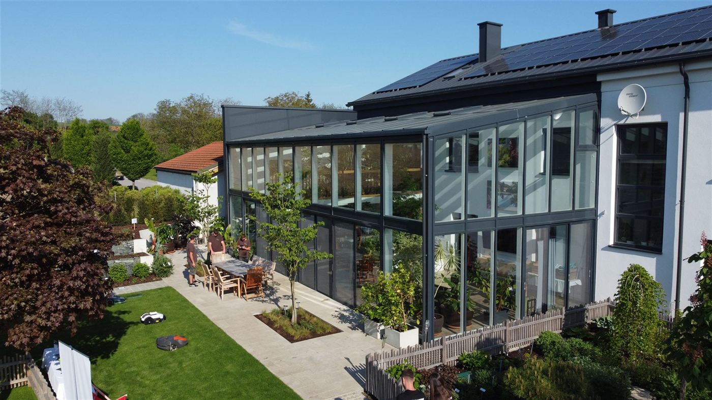 Bürogebäude mit Wintergarten und Terrasse aus der Luft