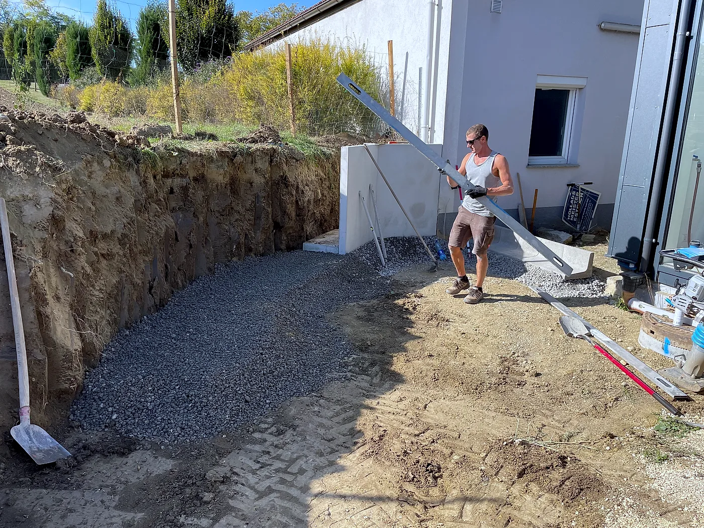Erdarbeiten im Garten, Aushub und Modellierung des Geländes