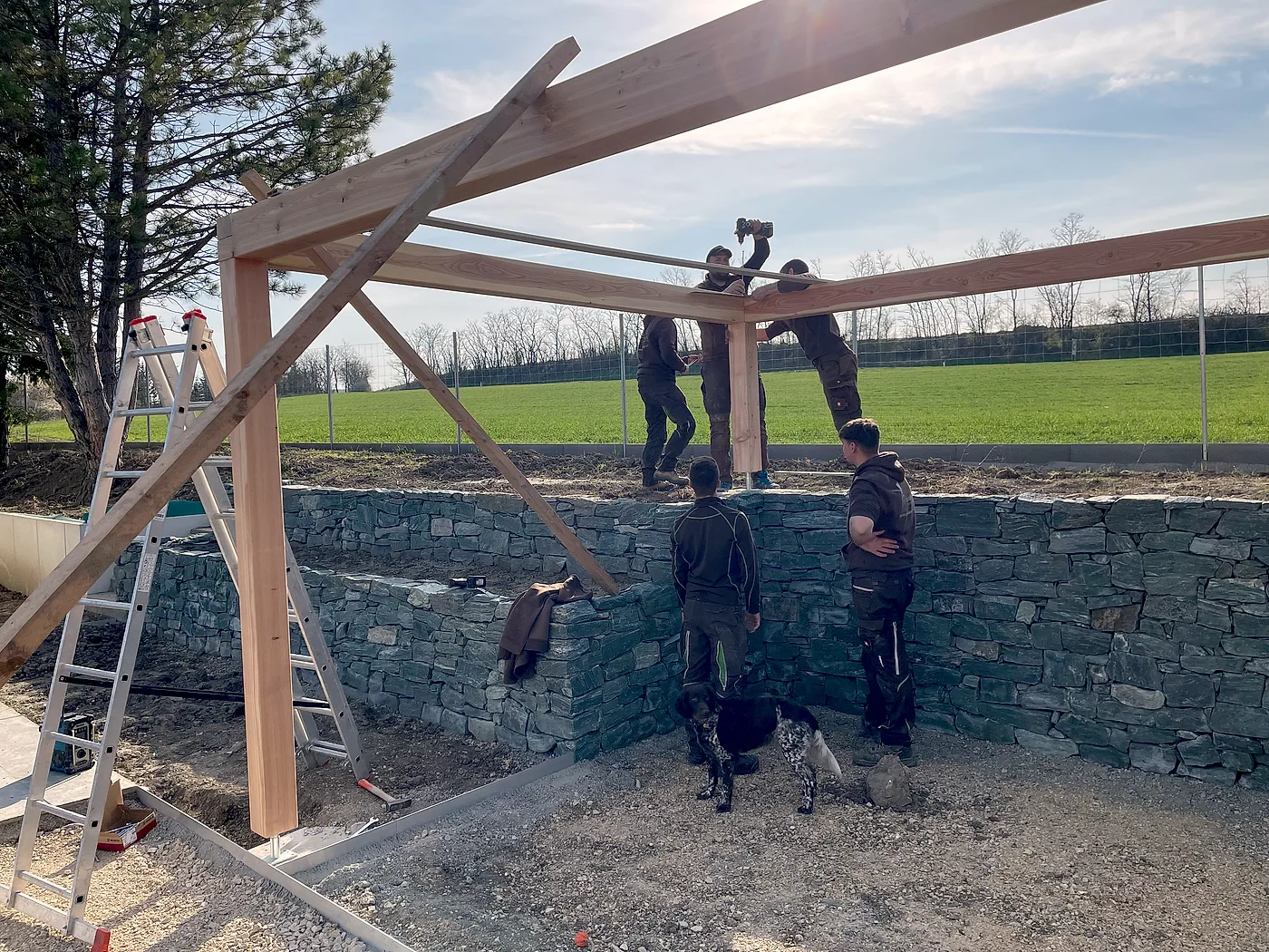 Betontreppe im Bau, mit Vlies und Folie gegen aufsteigende Feuchtigkeit