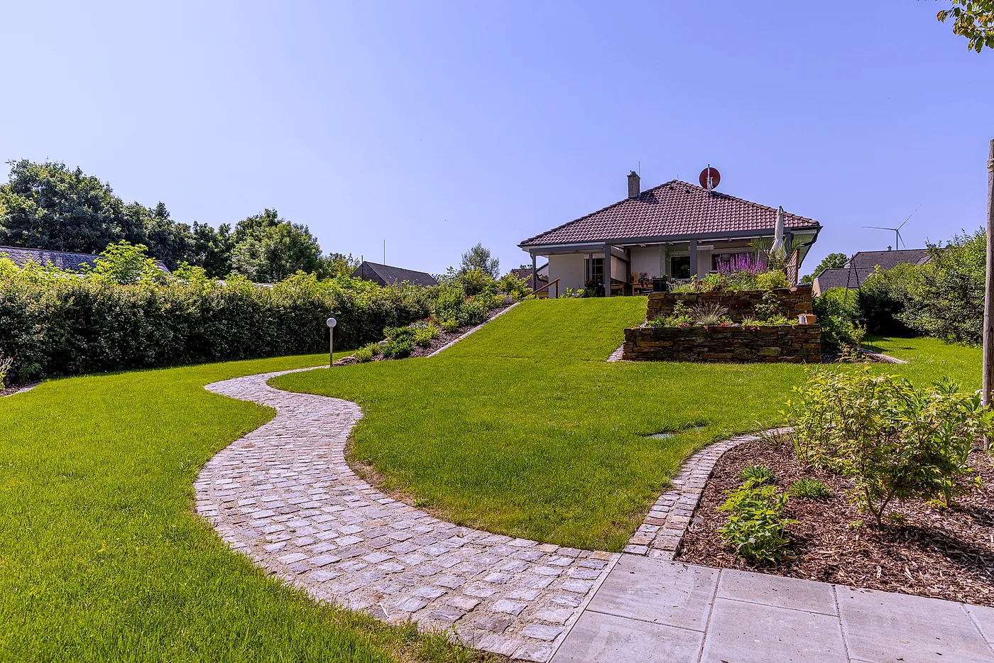 Gepflasterter Gartenweg aus Granit-Kleinstein und Natursteinplatten