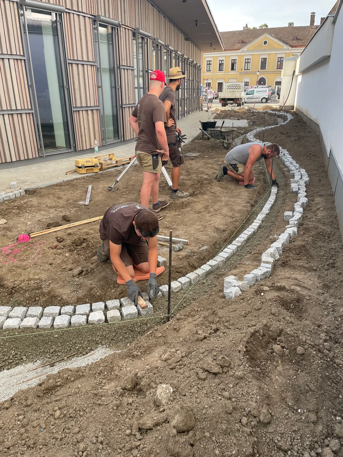 Setzen der geschwungenen Pflasterkante im Innenhof