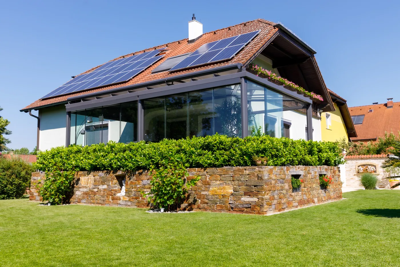 Haus und Garten mit umlaufender Natursteinmauer