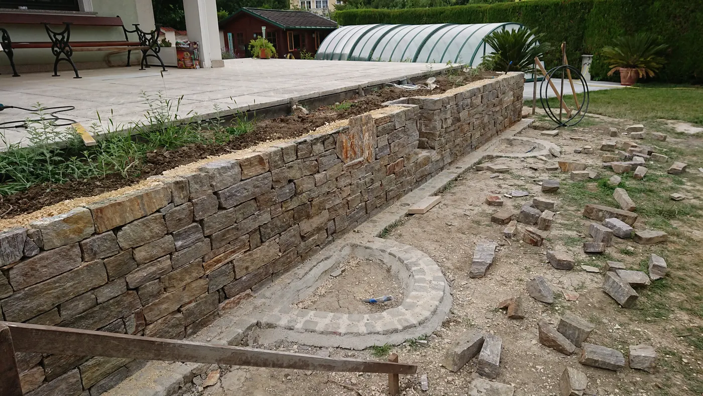 Trockensteinmauer im Bau, Schicht für Schicht gesetzt