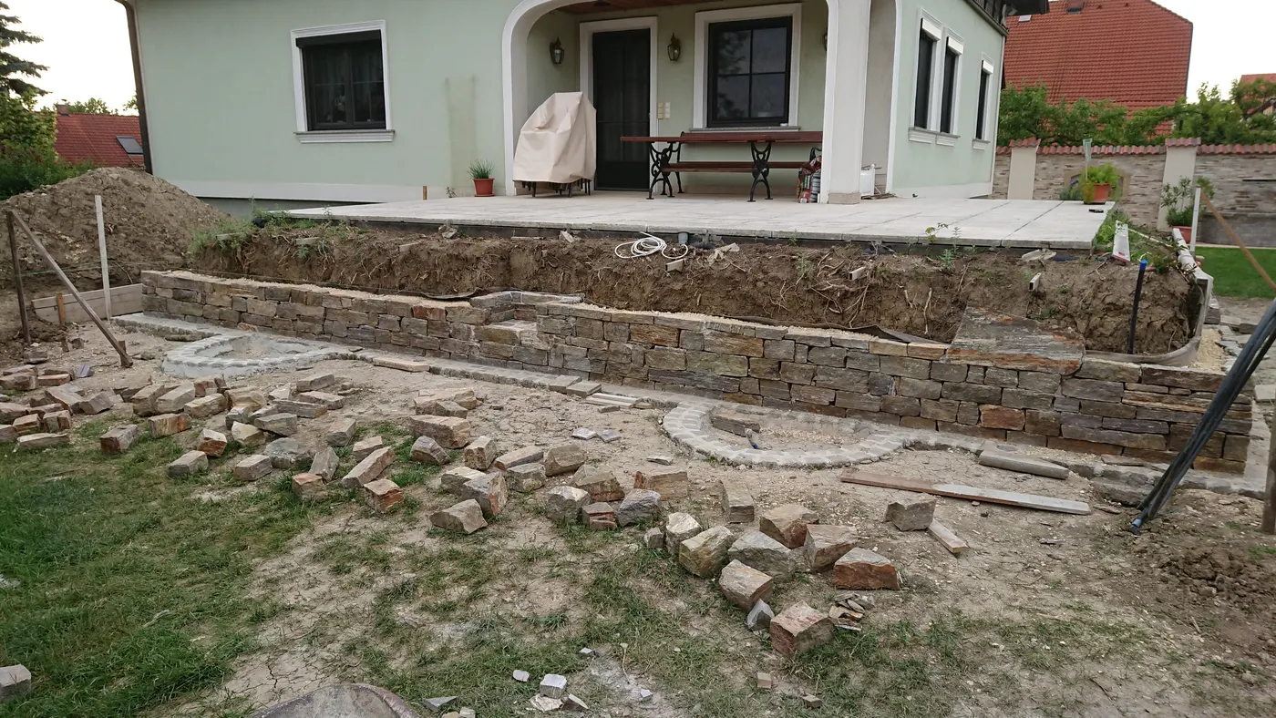Fundament und erste Steinlagen der Natursteinmauer