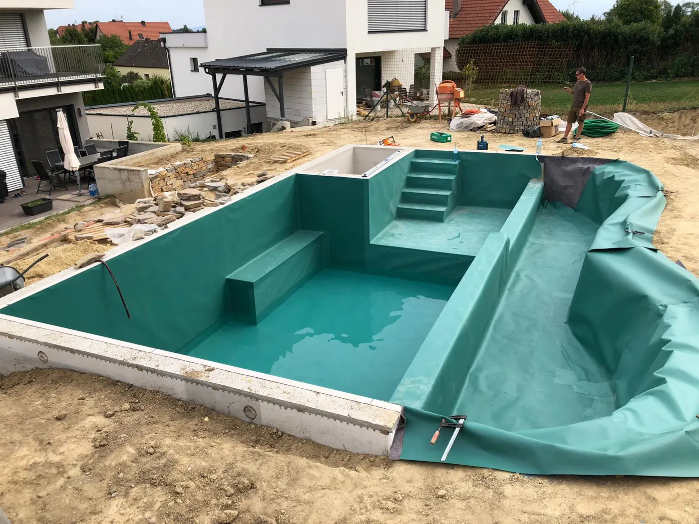 Abgedichtetes Teichbecken mit Treppe vor dem Befüllen