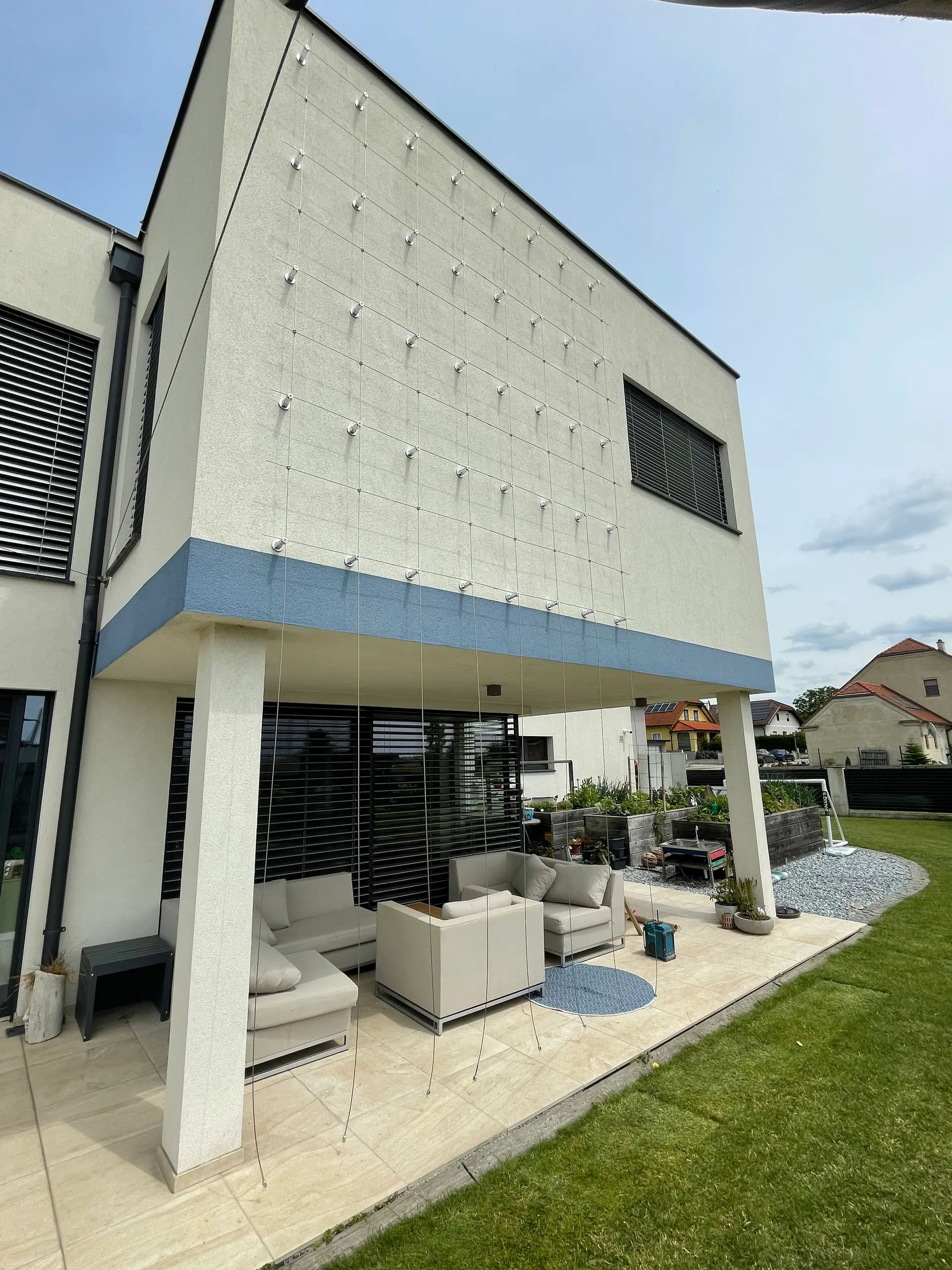 Vorher: die Fassade kurz nach der Montage des Seilsystems