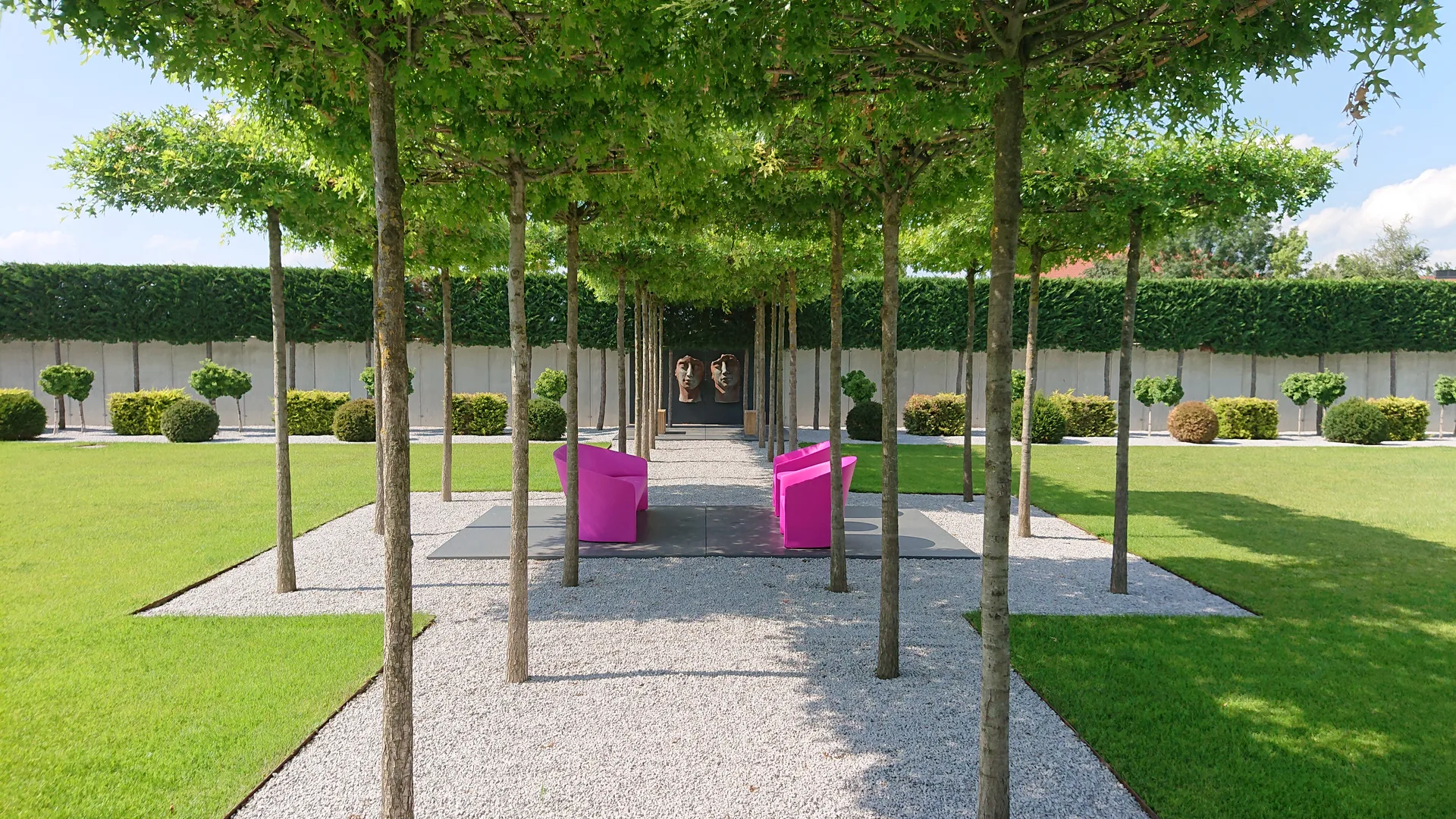 Allee aus Dachplatanen mit Sitzplatz in der Parkanlage