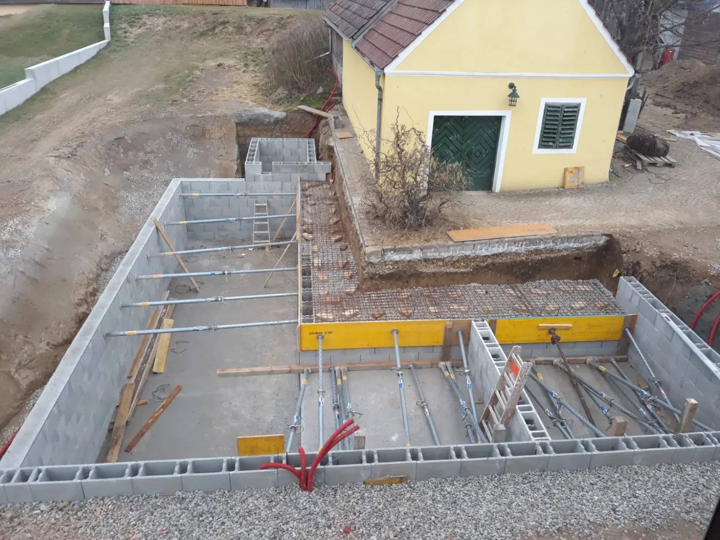 Rohbau des Teichbeckens mit Schalung