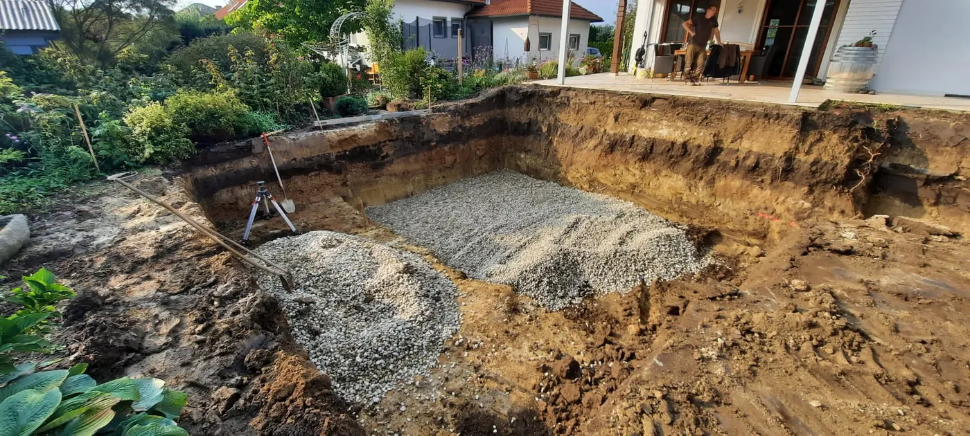 Kiesbett und Aushub für den Naturpool