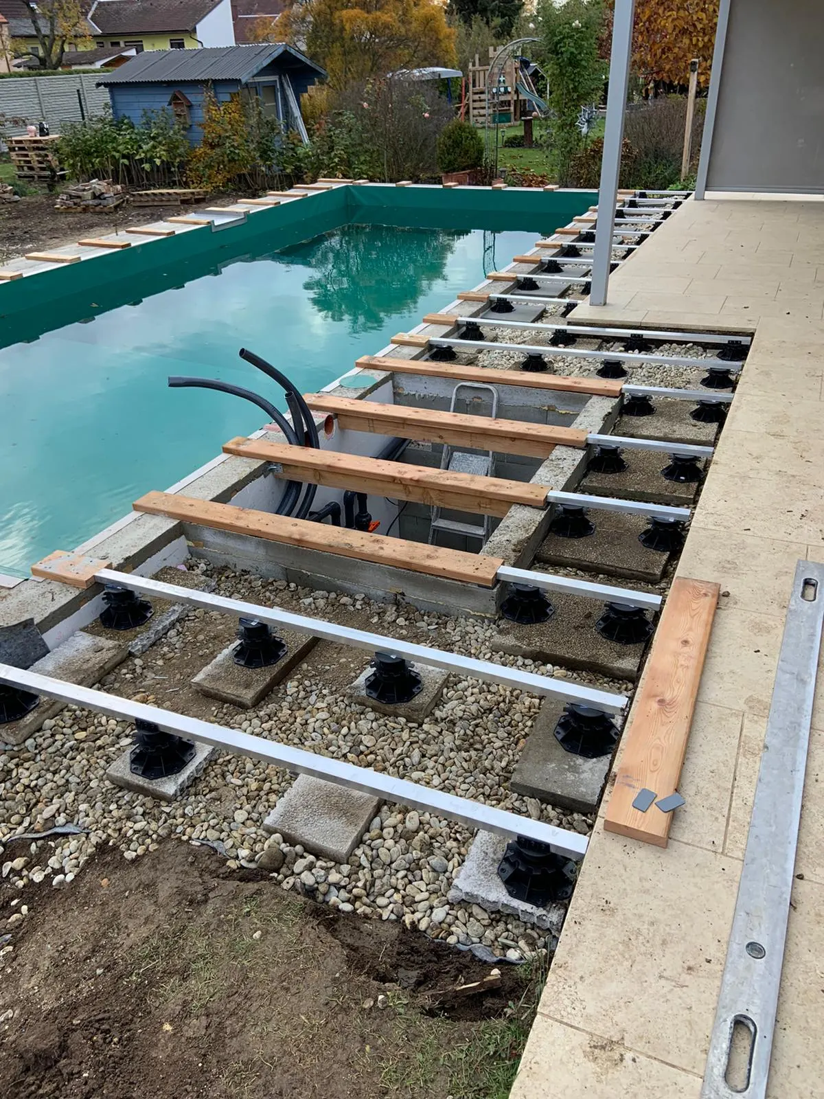 Unterkonstruktion des Holzdecks am Naturpool