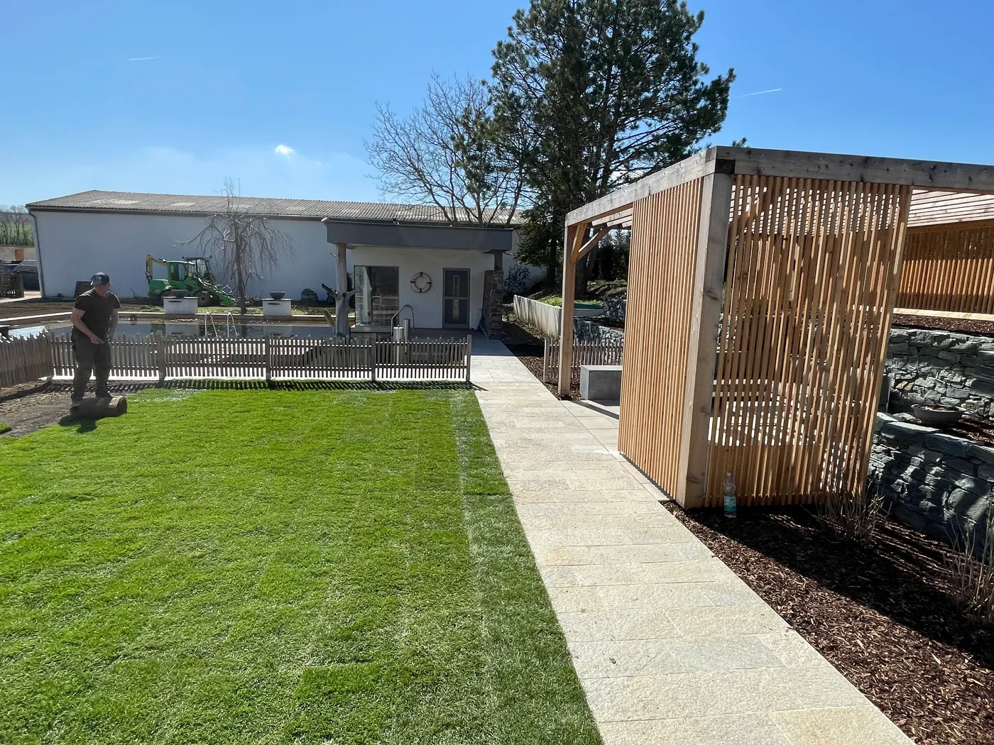 Frisch verlegter Fertigrasen entlang des Wegs zur Pergola