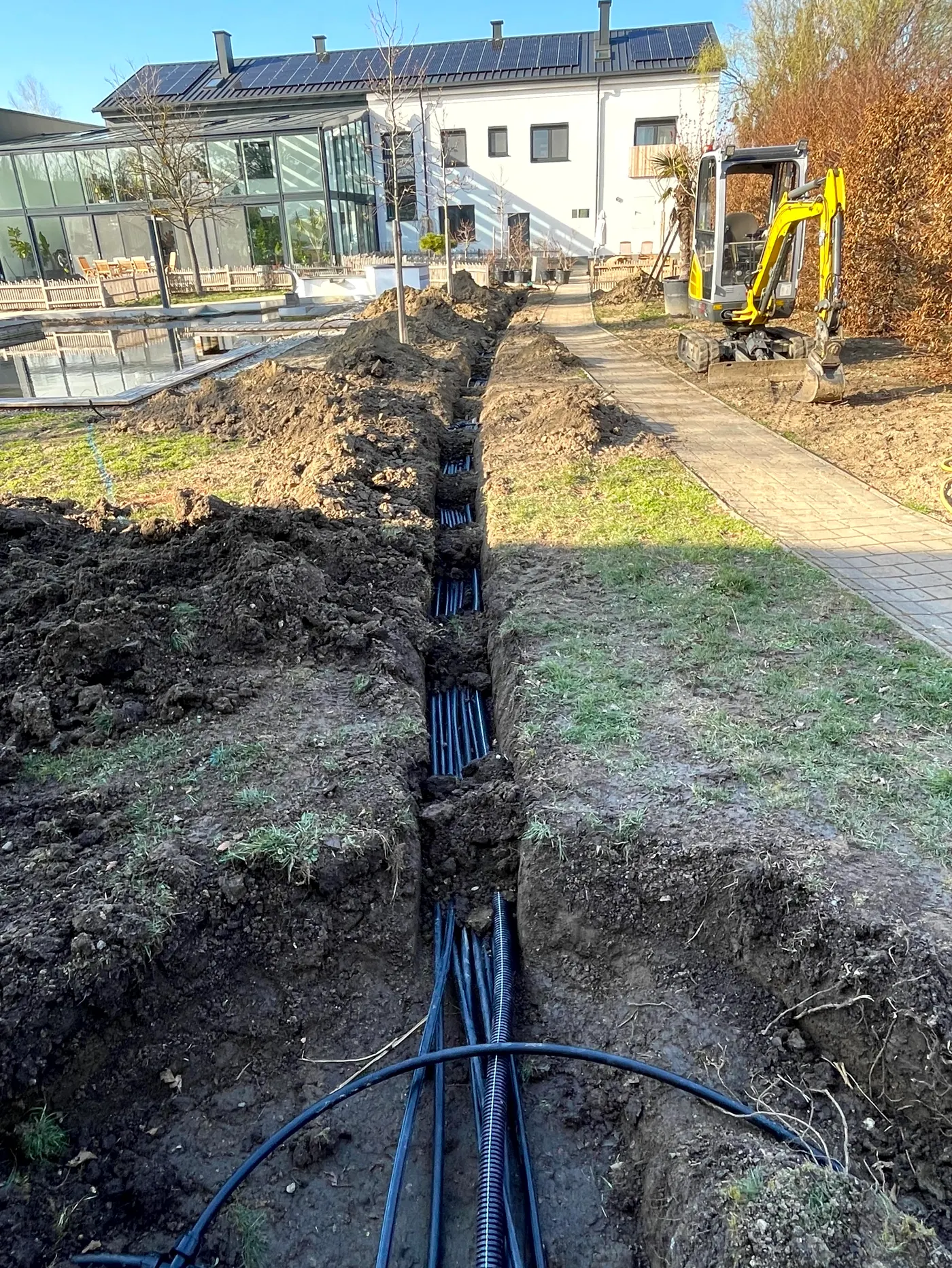 Bewässerungsleitungen im offenen Graben
