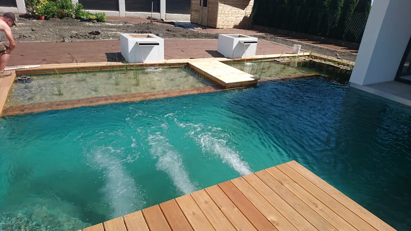 Bau des Holzdecks am befüllten Schwimmteich