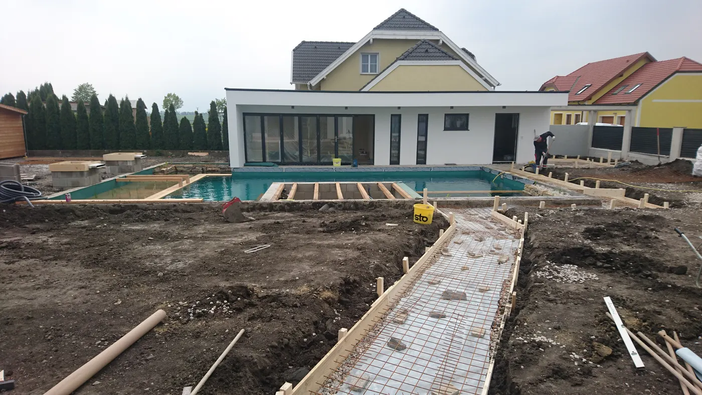 Betonierter Randweg des Schwimmteichs im Bau