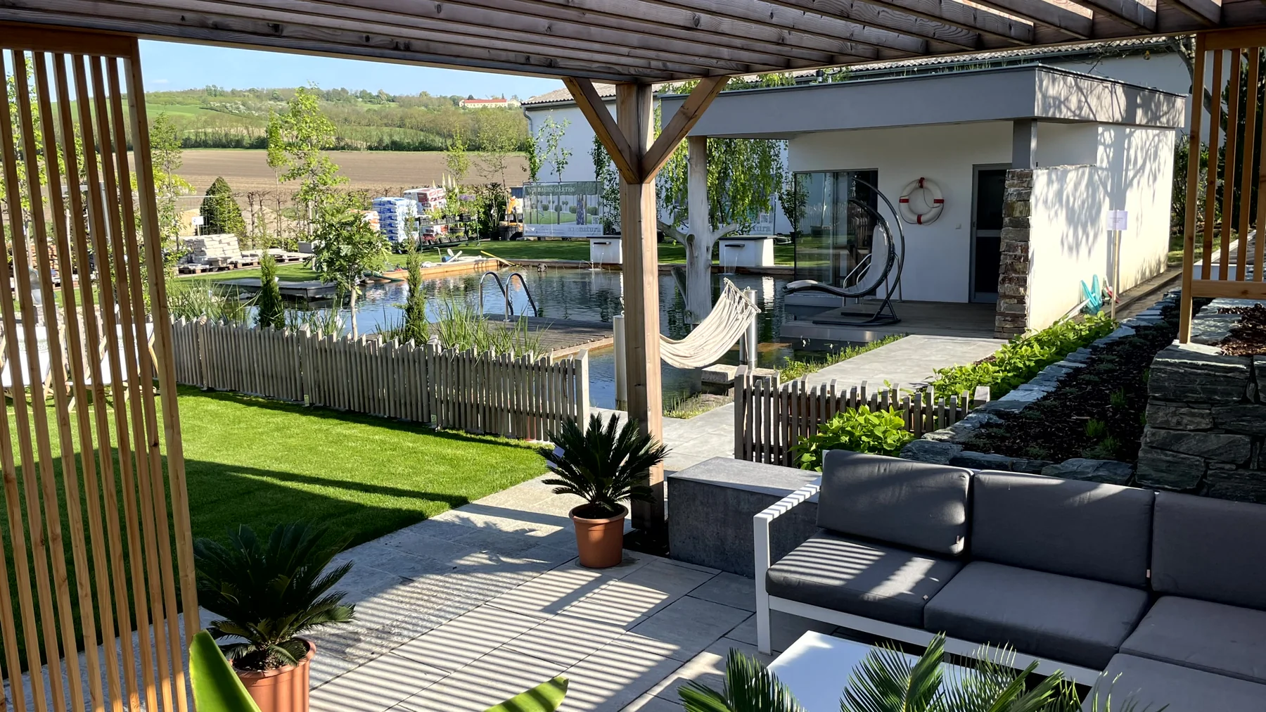 Blick von der Pergola über den Schwimmteich der Schauanlage