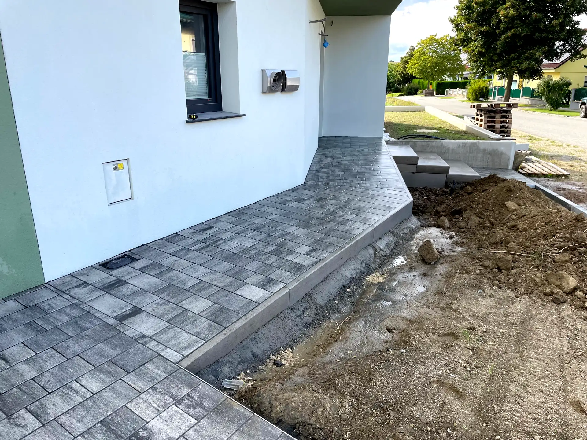 Grau changierendes Kleinsteinpflaster im Reihenverband