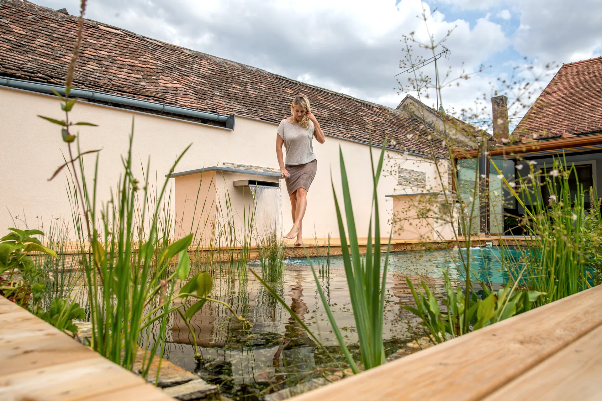 Naturpool in klarer Form an einem modernen Wohnhaus