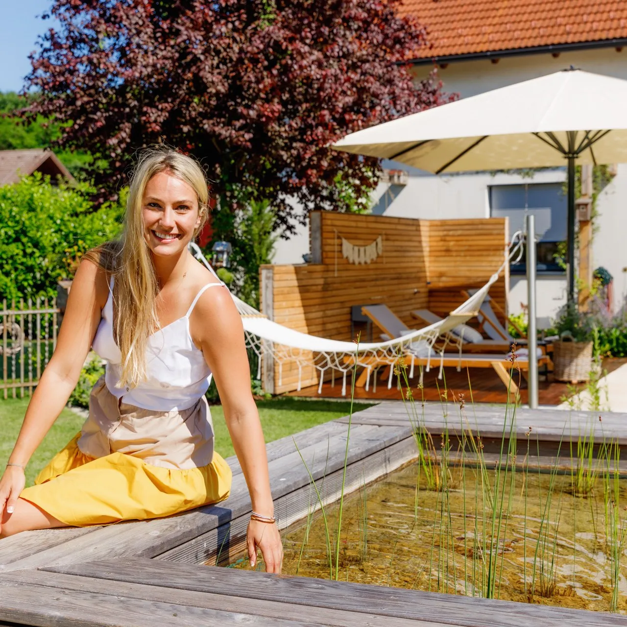 Fertige Pergola aus Lärche über dem gepflasterten Sitzplatz