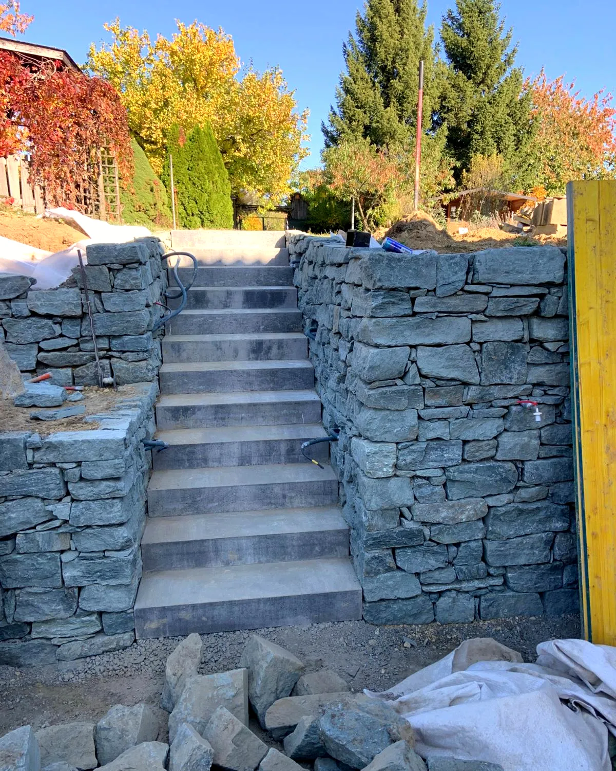 Dunkle Betontreppe mit heller Wange