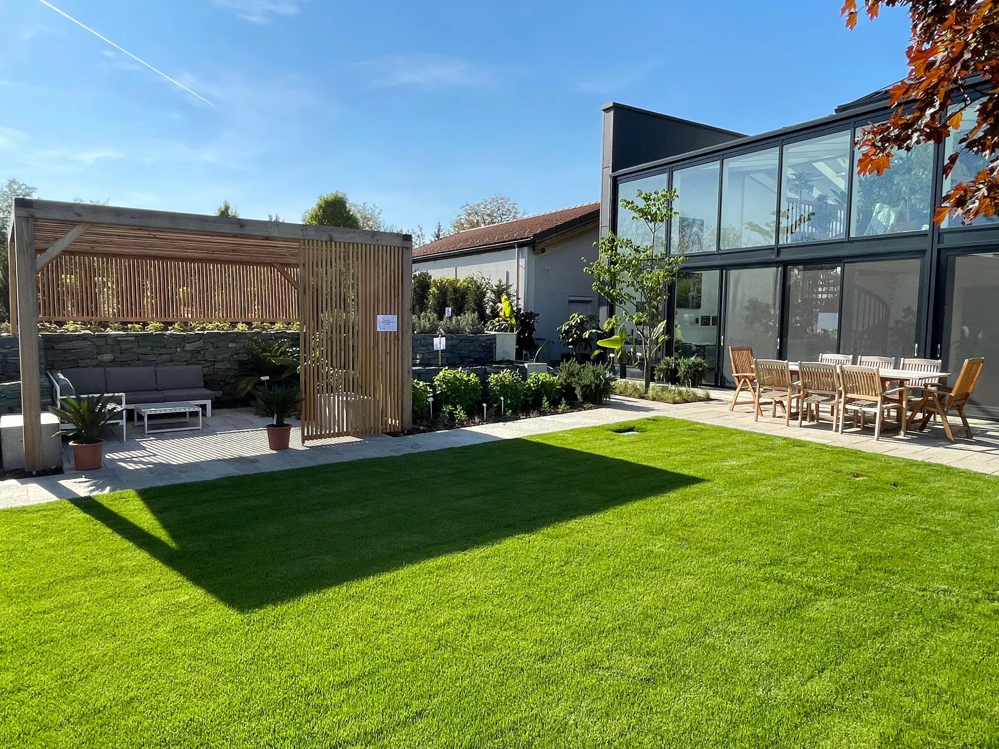 Fertige Pergola mit Lounge und Terrasse an der Schauanlage