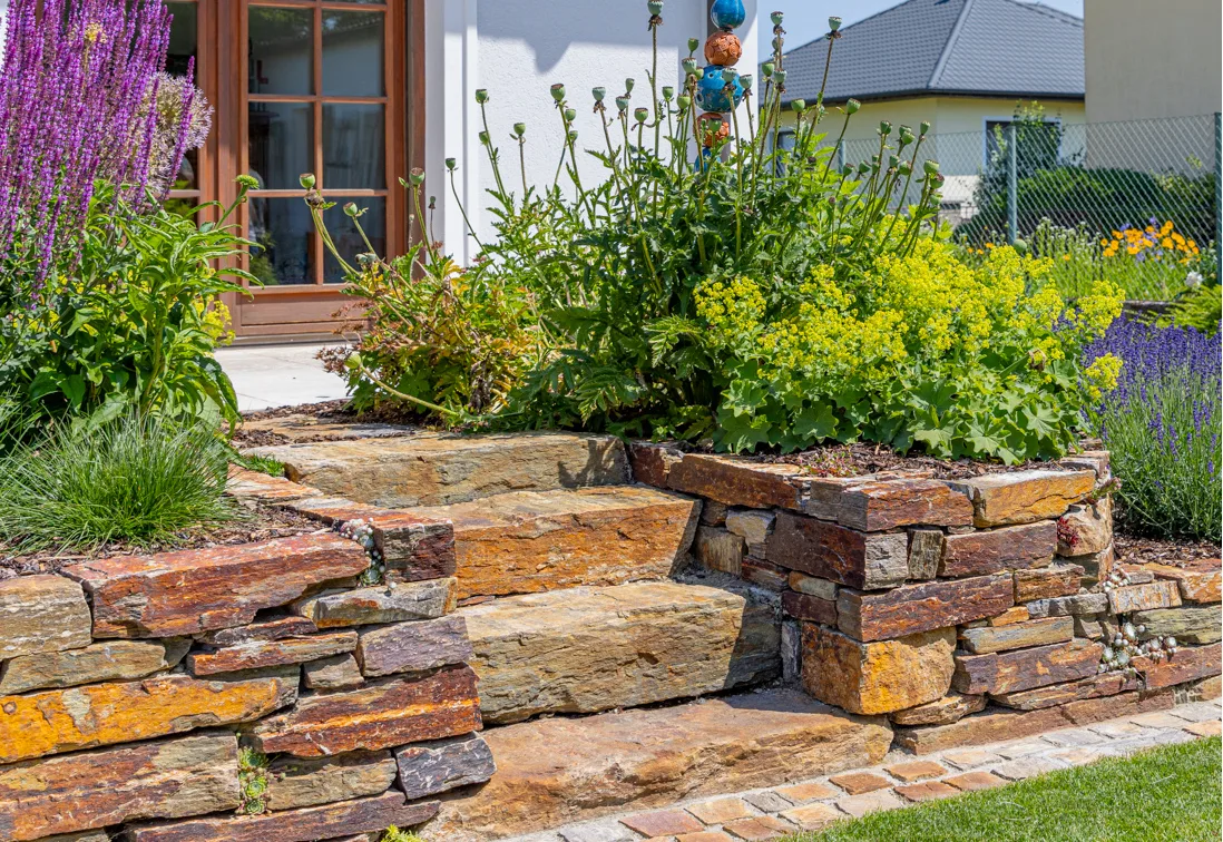 Blockstufen mit Staudenbeet neben der Terrasse