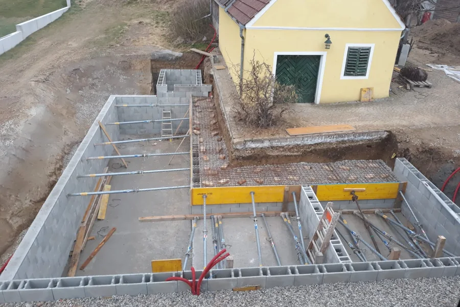 Betonschalung mit Bewehrungsstäben für das Becken eines Schwimmteichs