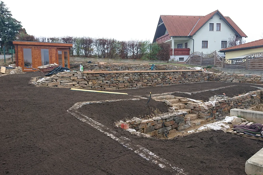 Terrassierter Hang mit neu gesetzter Trockenmauer vor der Bepflanzung