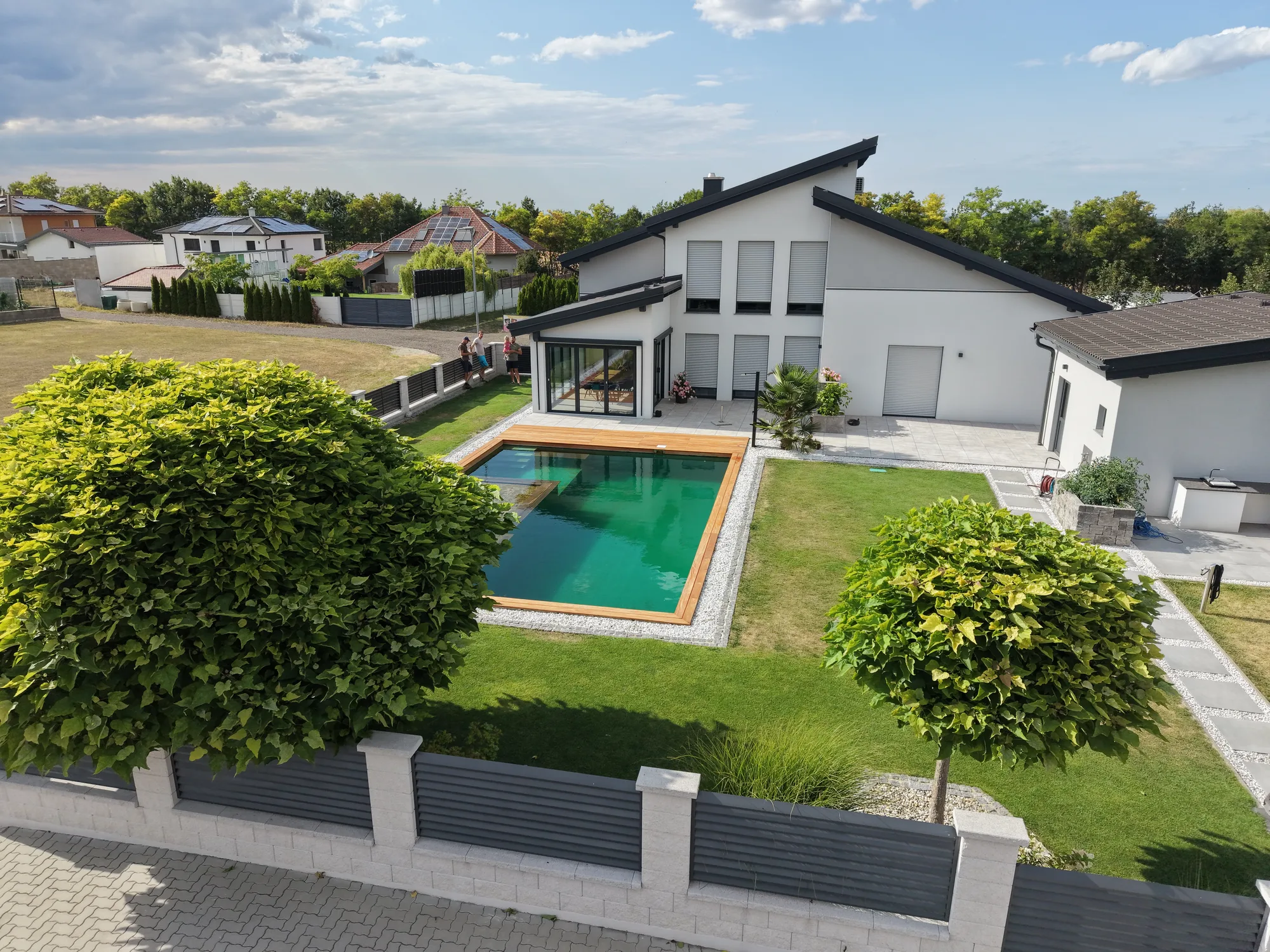 Schwimmteich, Haus und neu angelegter Garten aus der Luft