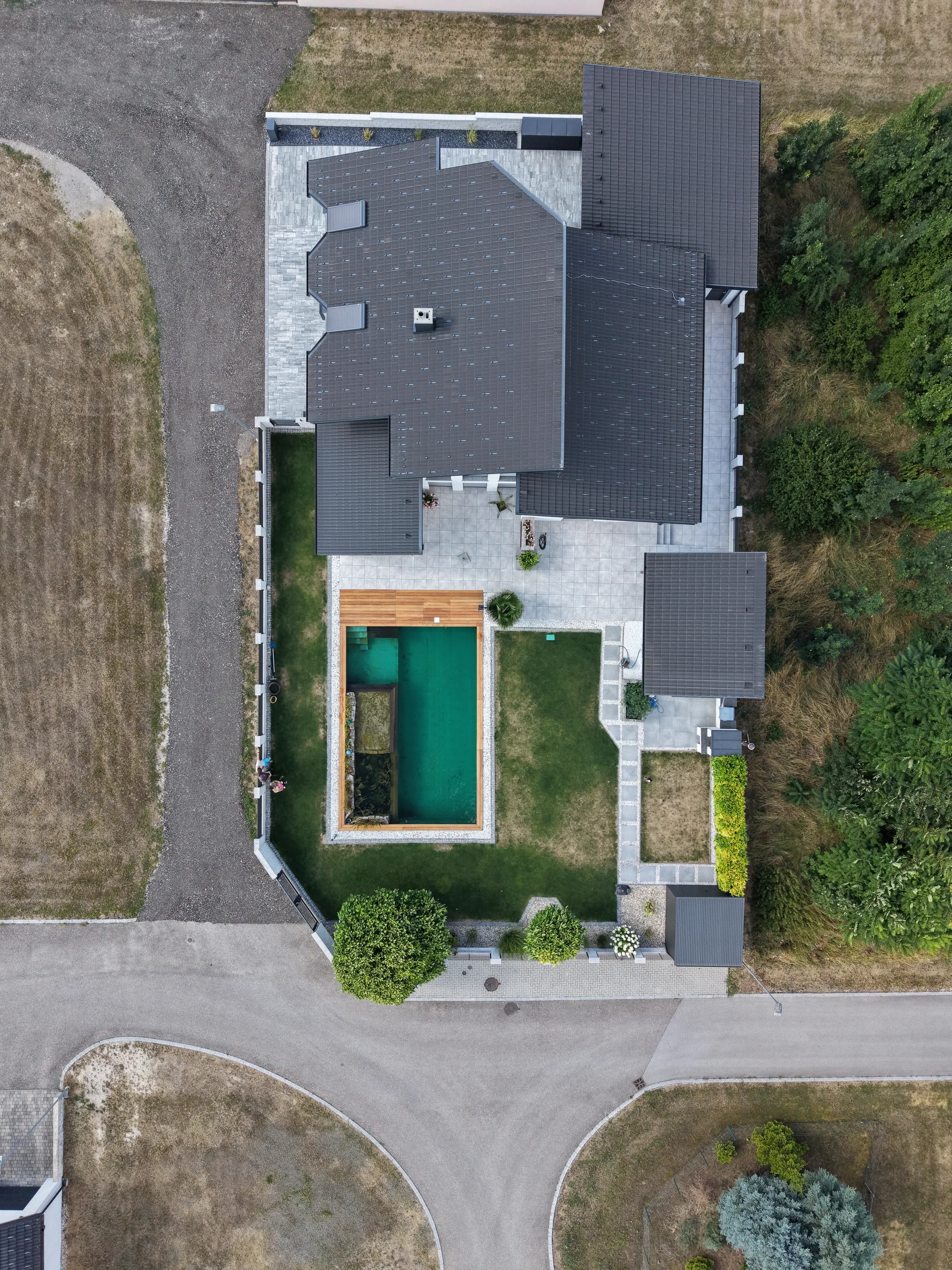 Senkrechter Blick auf Haus, Schwimmteich und Grundstück