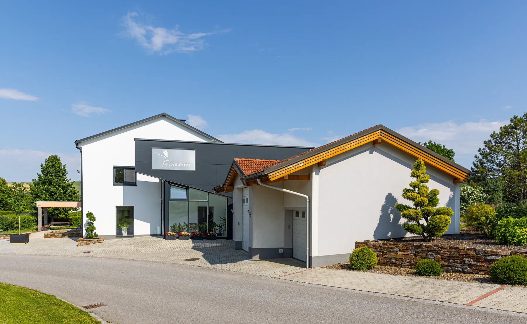 Betriebsgebäude von Aquanatura von der Straße gesehen